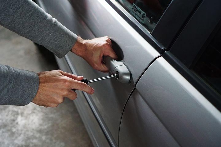 Broken-Car-Key-Extraction--Broken-Car-Key-Extraction-1500724-image
